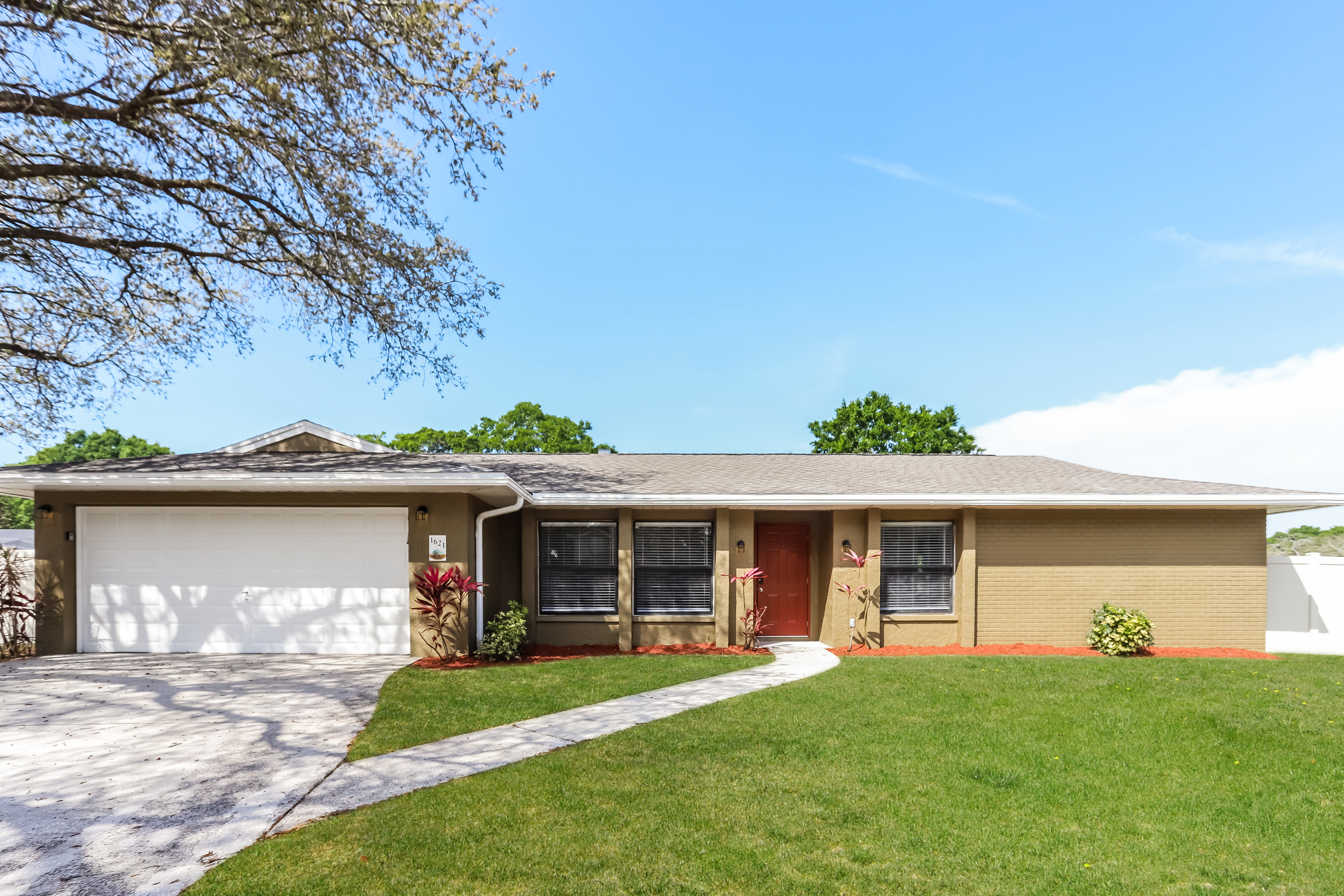 1621 FEATHERBAND VALRICO, FL 33594